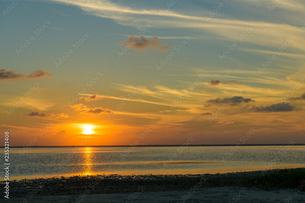 Naklejka premium atardecer en la playa de isla blanca cancun