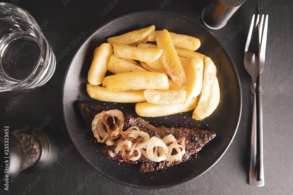 Gebratene Rindsleber mit Pommes und Röstzwiebeln Gebratene Rindsleber mit Pommes und Röstzwiebeln