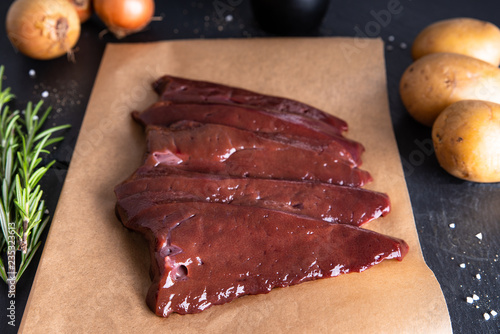 Frische rohe Rinderleber