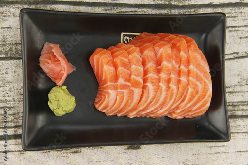 Sashimi de saumon, wasabi et gingembre