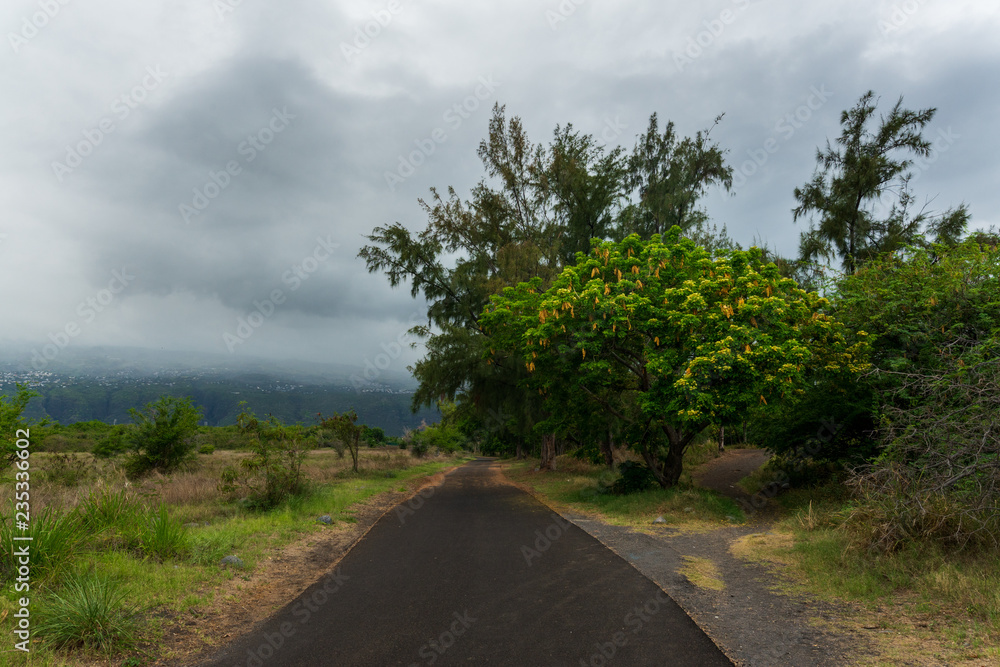 route et ciel nuageux