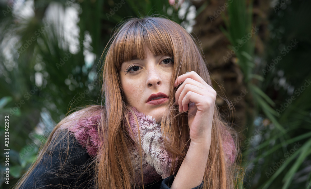 Naklejka premium Young girl in autumn street photography urban city