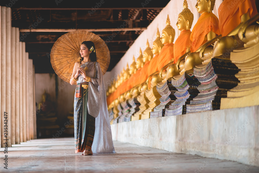 Woman in Ayutthaya temple - obrazy, fototapety, plakaty 