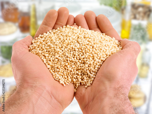 HANDFUL OF PUFFED QUINOA OR HIE photo