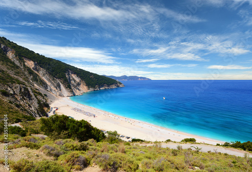 Słynna plaża Mirtos na wyspie Kefalonia w Grecji