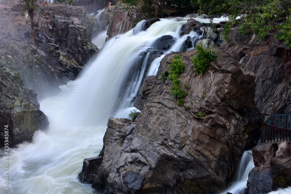 Naklejka premium Hogenakkal Falls from the Tamil Nadu