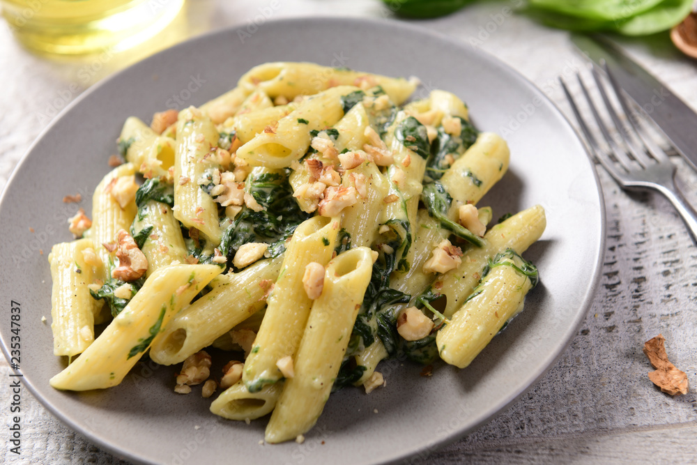 Penne pasta with spinach, gorgonzola cheese and walnuts