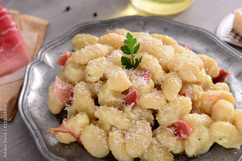 Gnocchi with prosciutto ham and cheese sauce Gnocchi with prosciutto ham and cheese sauce