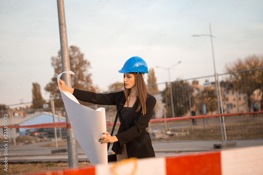 Fotografie A beautiful female engineer is at the construction site