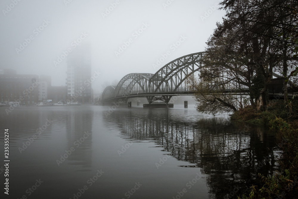 Brücke im Nebel