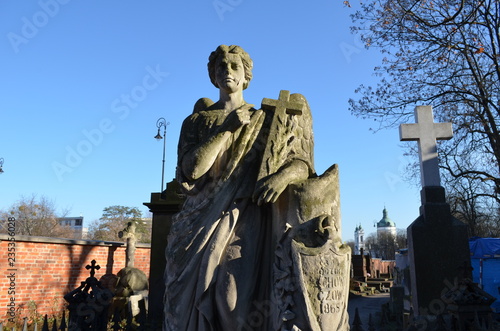 Stare Powązki, Warszawa, krzyże i rzeźby sakralne na tle błękitu nieba