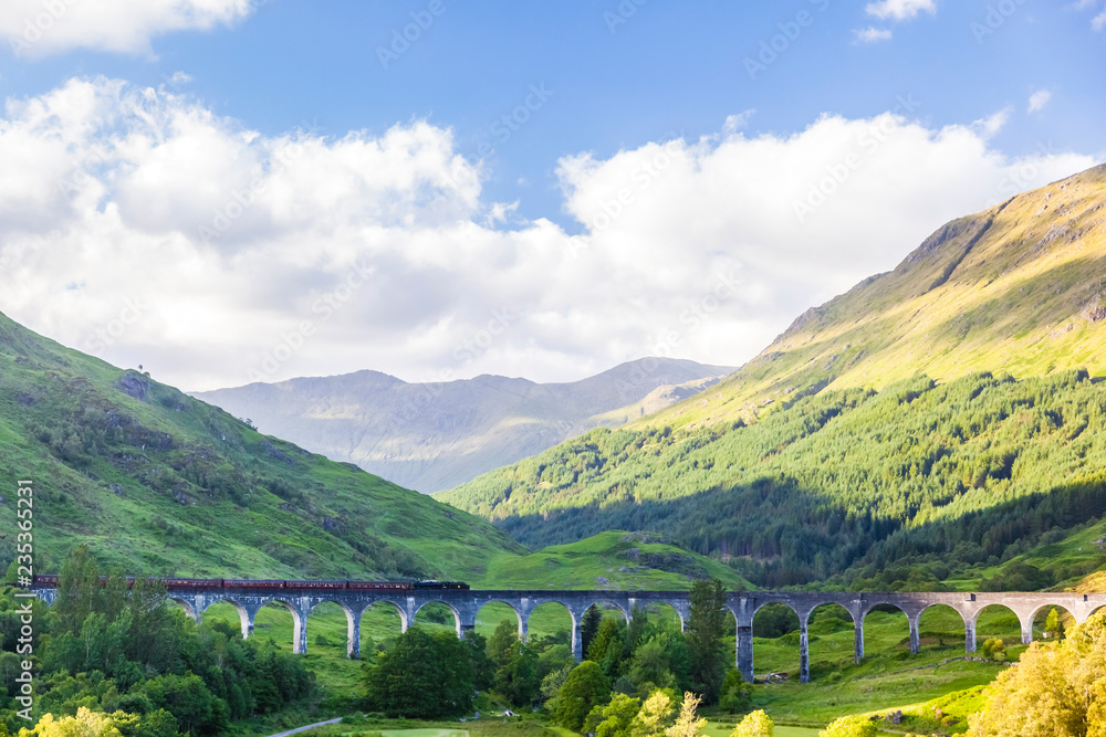 Vereinigtes Königreich, Schottland, Glenfinnan, Glennfinnan Viaduct, Zug 