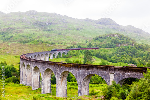 Schottland  Glenfinnan Viaduct  Zug The Jacobite