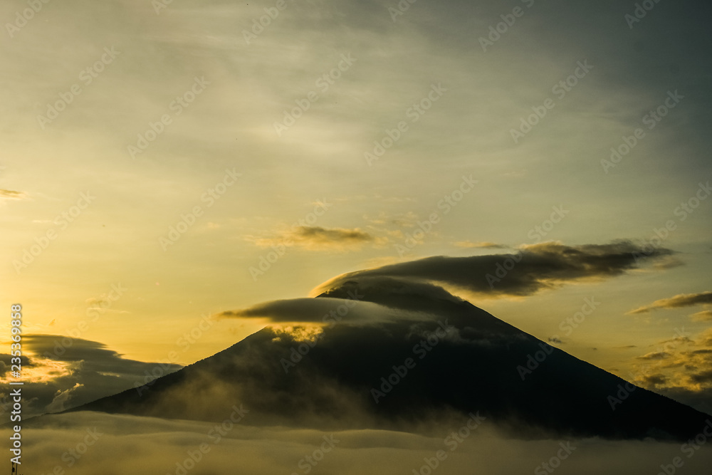 日本、北海道、朝の羊蹄山、雄大な自然と絶景、秋 日本、北海道、朝の羊蹄山、雄大な自然と絶景、秋