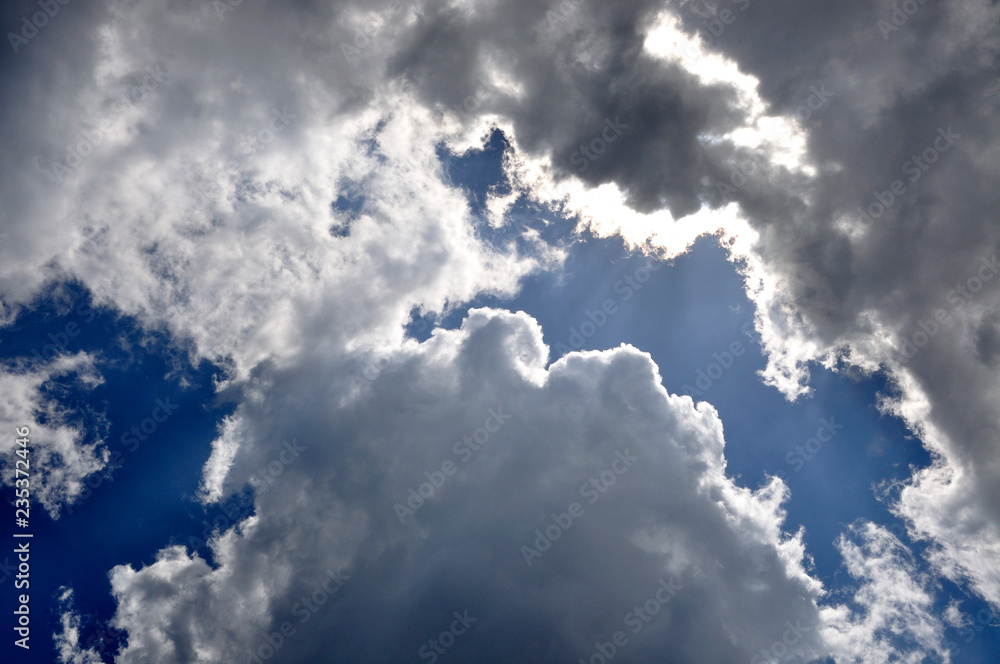 Obraz premium 太陽を隠した雲