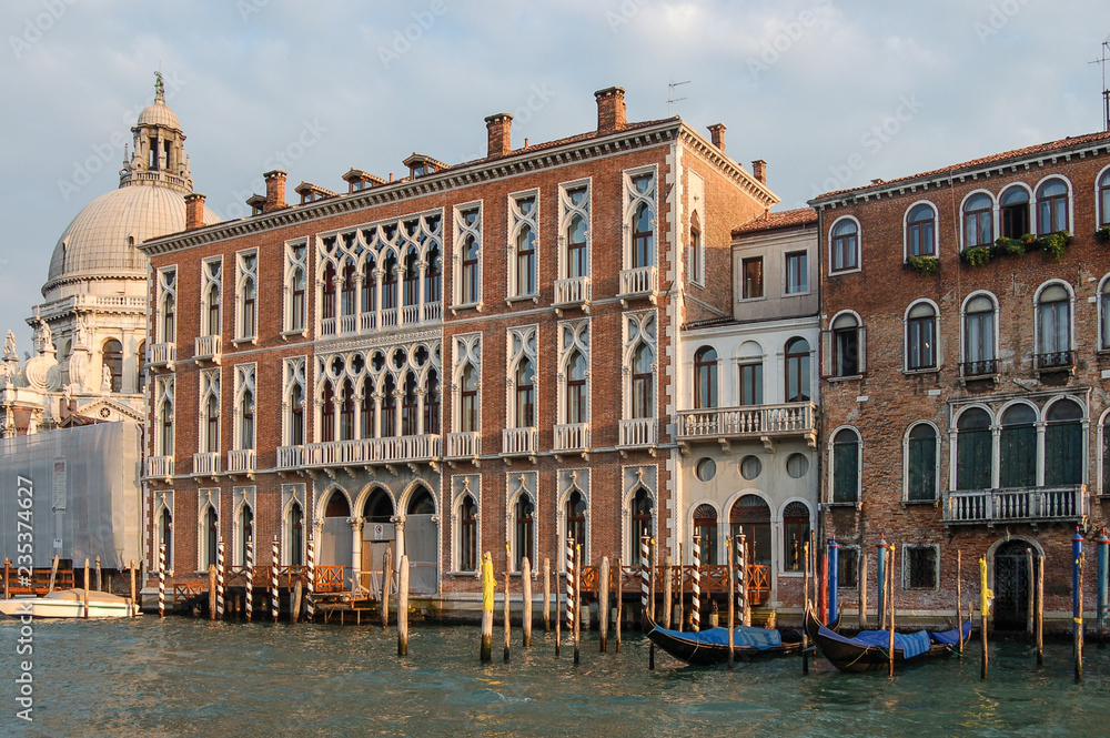 Palacio gótico veneciano desde el Gran Canal , Venecia , Italia