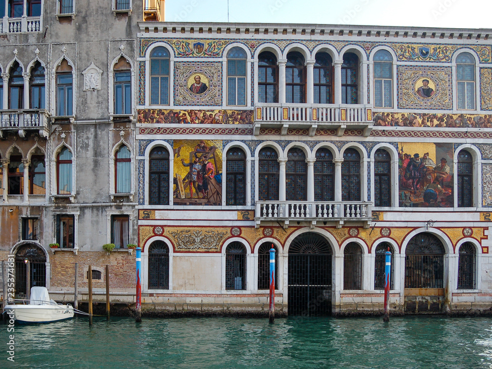 Palacio o palacete veneciano de estilo gotico veneciano con policromia en el Gran Canal en Venecia, Italia Palacio o palacete veneciano de estilo gotico veneciano con policromia en el Gran Canal en Venecia, Italia