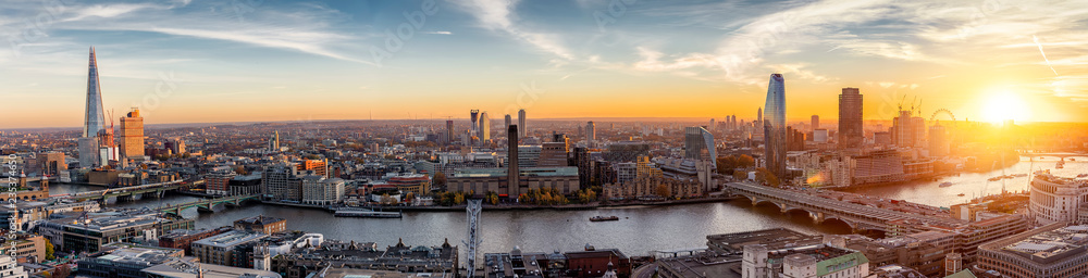 Obraz premium Zachód słońca za nową panoramę Londynu w Wielkiej Brytanii