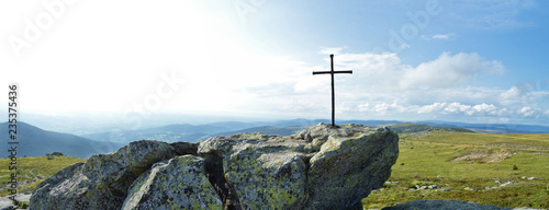 Fotografi a magnificent viewpoint panoramic at the top of a mountain with a religious cross