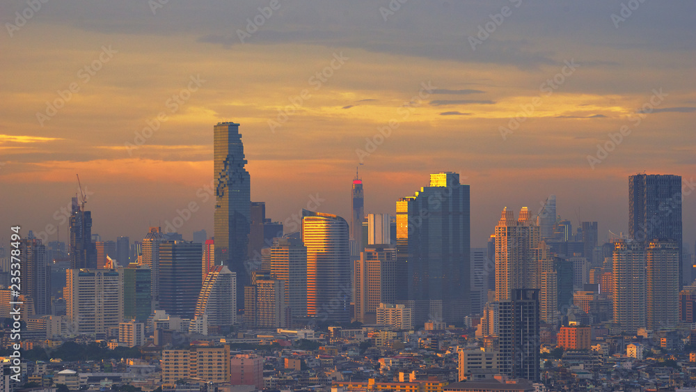 Fototapeta premium wspaniała panorama z zachodem słońca i pejzażem miejskim