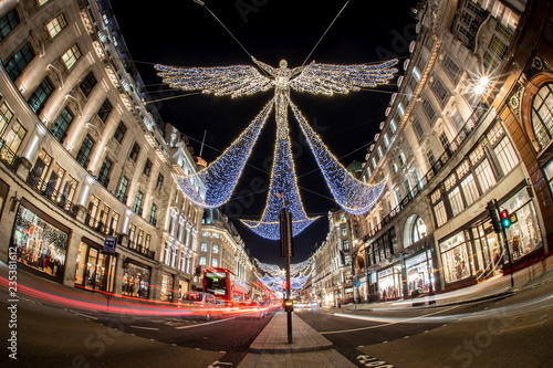 Quadro em tela Regent street decorated for Christmas