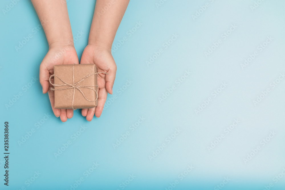 Φωτογραφία Giving Christmas presents
