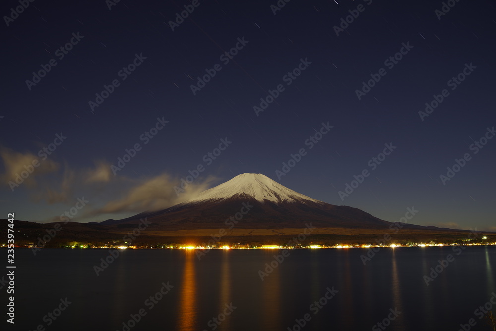 山中湖から望む夜の富士山