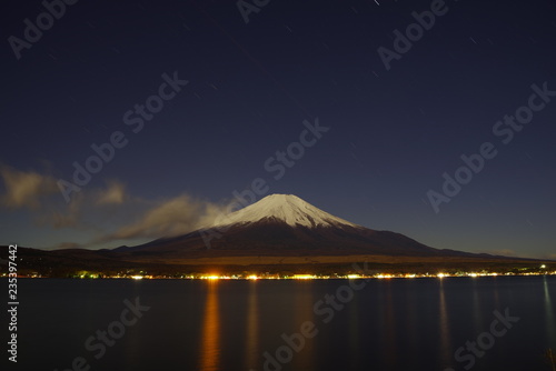 山中湖から望む夜の富士山