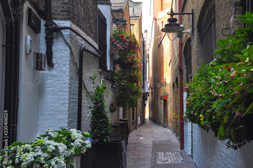 Foto View from a narrow street at sunset