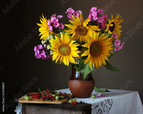 Fototapeta Naklejka Na Ścianę i Meble -  Bouquet of sunflowers and Phlox.