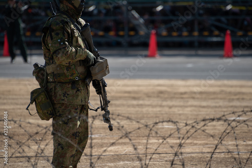 銃を構える自衛官