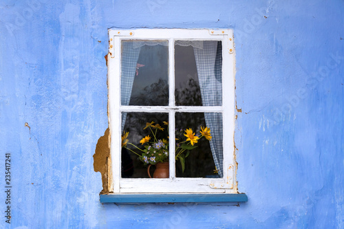 Obraz na płótnie A small window with an idyllic still life w salonie