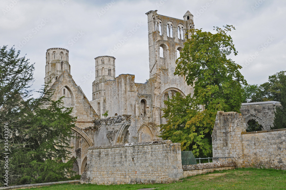 Le rovine dell'abbazia di San Pietro di Jumièges, Normandia, Francia