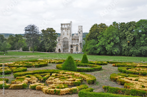 Le rovine dell'abbazia di San Pietro di Jumièges, Normandia, Francia photo