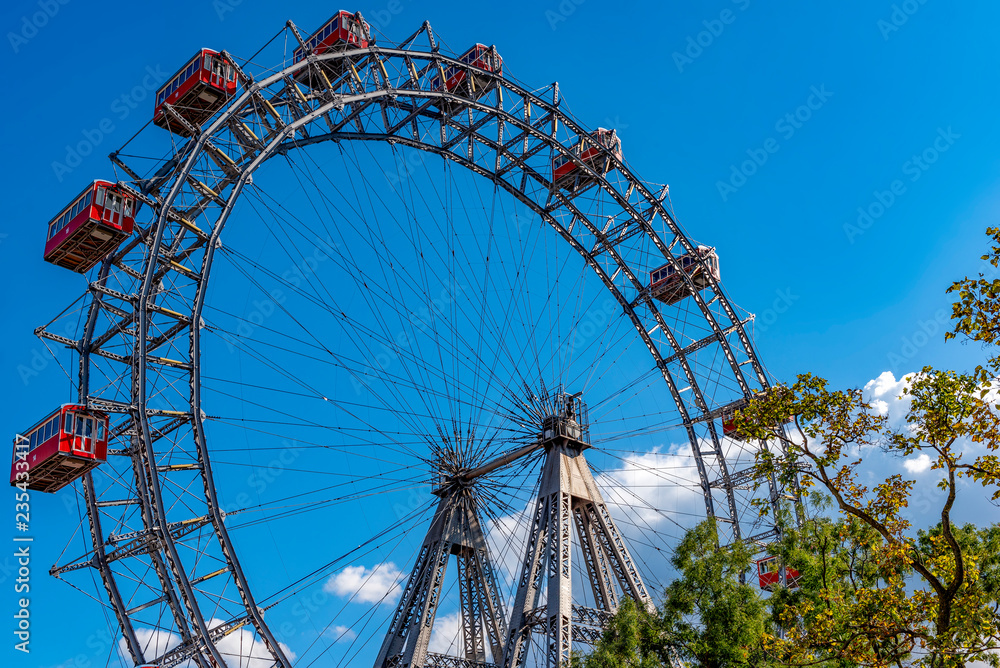Schrägansicht des Riesenrads im Wiener Prater Schrägansicht des Riesenrads im Wiener Prater