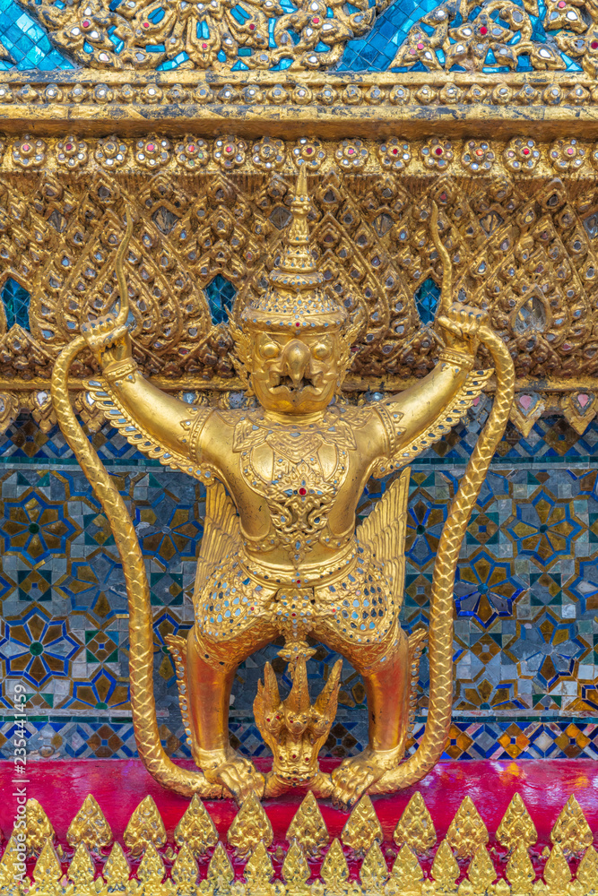 黄金のガルーダ像