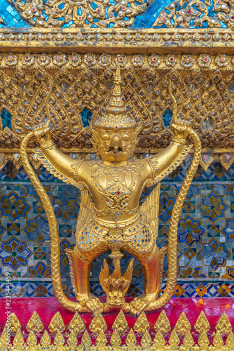 黄金のガルーダ像