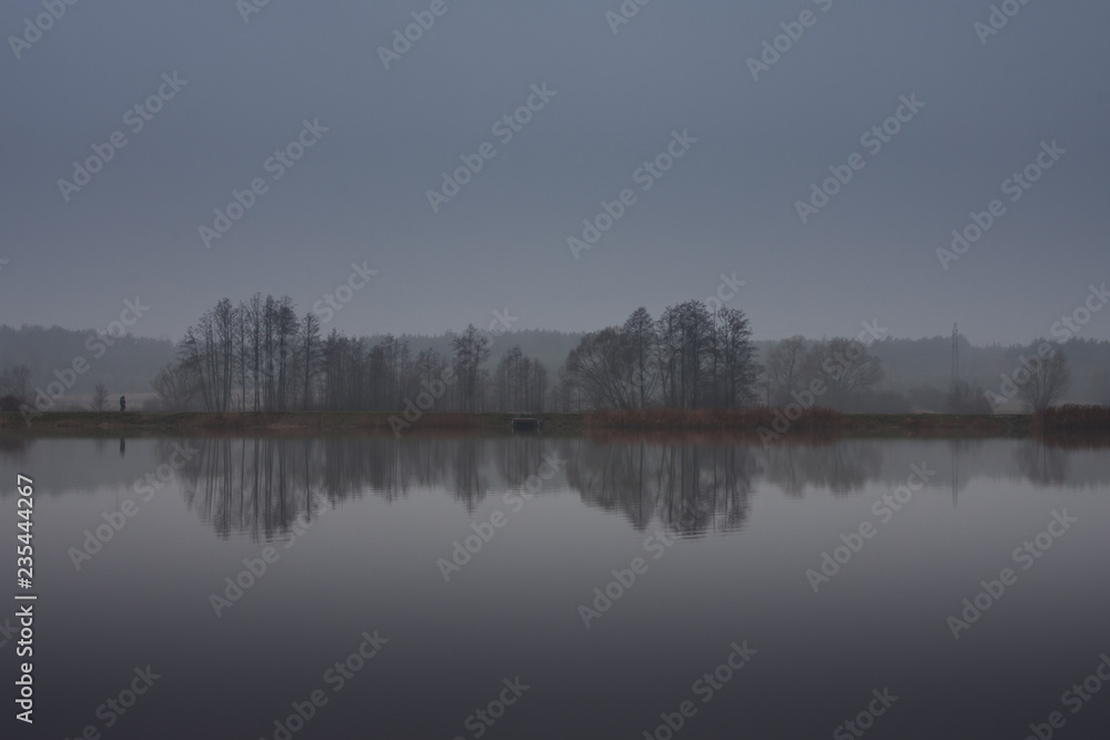 Fototapeta premium Listopadowy poranek nad jeziorem