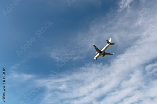 滑空する旅客機 © mtaira