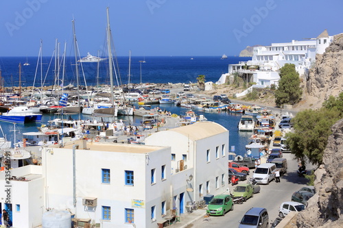 Fototapeta Naklejka Na Ścianę i Meble -  Porticciolo di Vlychada con turisti Grecia Santorini