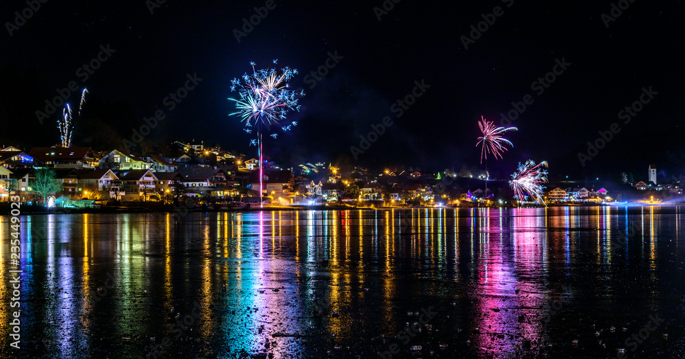Silvester-Feuerwerk am Hopfensee Silvester-Feuerwerk am Hopfensee