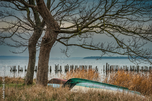 Fischerboote am herbstlichen Jasmunder Bodden auf Rügen