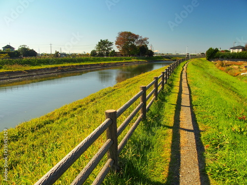 秋の坂川放水路風景