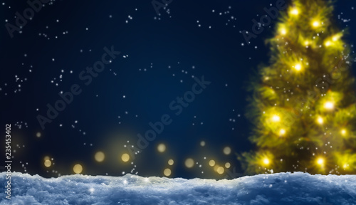 hell erleuchteter unscharfer weihnachtsbaum © winyu