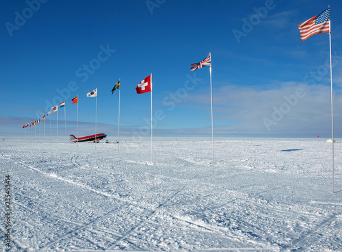 Grönland - Forschungsflugzeug Polar 6 im Inlandeis 