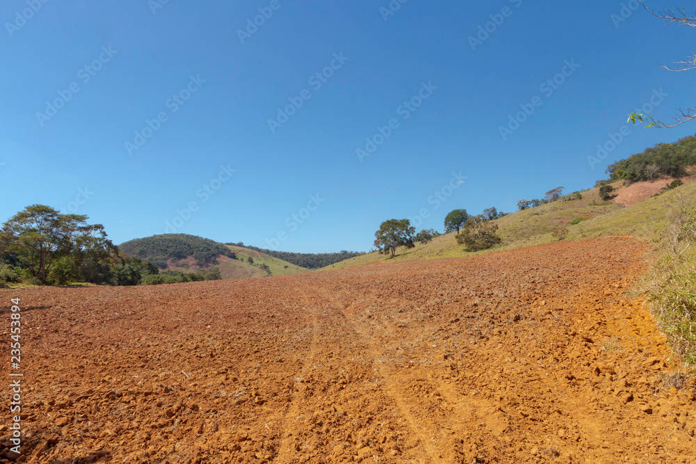 Terra arada para plantio de milho em propriedade rural de Guarani, estado de Minas Gerais, Brasil Terra arada para plantio de milho em propriedade rural de Guarani, estado de Minas Gerais, Brasil