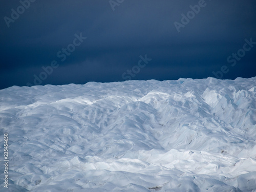Oberfläche eines Gletschers leuchtend im Sonnenschein Westgrönlands