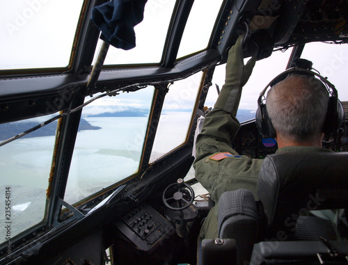 Hercules LC-130 der U.S. Airforce über dem Fjord von Kangerlussuaq