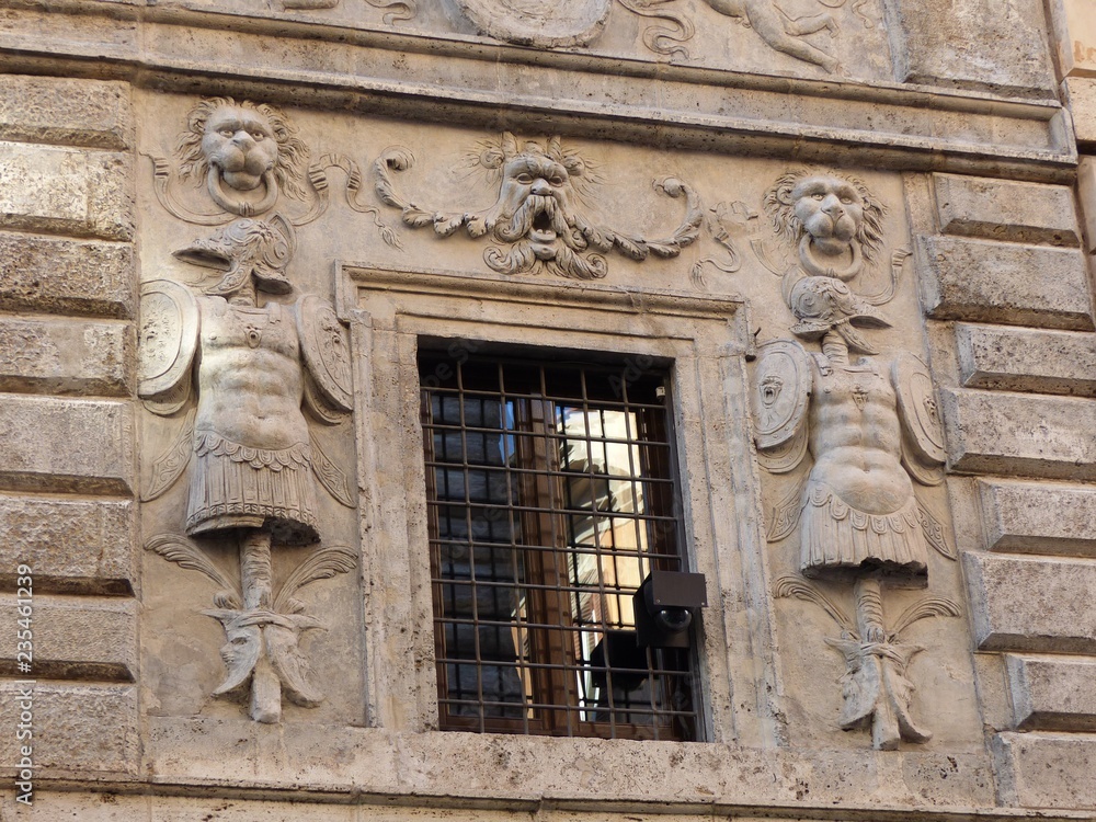 Dettaglio di una  finestra decorata del palazzo dei Pupazzi a Roma in Italia.