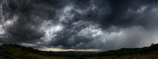 Keuken achterwand Onweer Dreigende donkere onweerswolken aan hemel  © oraziopuccio